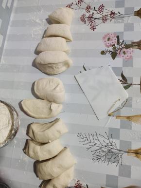 醒好的面团多揉几次，揉的越光滑口感越劲道！切成大小均匀的面剂，不要切的太小哦！