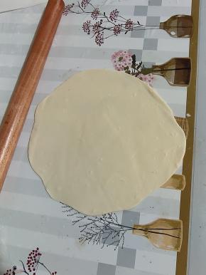 案板上撒上一层干面粉，把面剂擀薄擀圆！