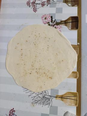 表面刷一层熟油（炸过食材的油或者烧热晾凉的油！），再均匀的撒一些自制椒盐粉！（这个椒盐是我自己制作的，前面有发帖，喜欢的可以去我主页看看！没有椒盐粉也可以直接用盐！）