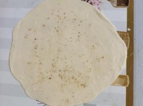表面刷一层熟油（炸过食材的油或者烧热晾凉的油！），再均匀的撒一些自制椒盐粉！（这个椒盐是我自己制作的，前面有发帖，喜欢的可以去我主页看看！没有椒盐粉也可以直接用盐！）