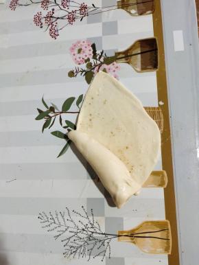 慢慢的从一端卷起来！