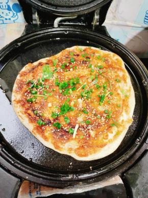 出锅前撒上适量的葱花，熟白芝麻！这样一款家常土家酱香饼就完成了！