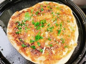 出锅前撒上适量的葱花，熟白芝麻！这样一款家常土家酱香饼就完成了！