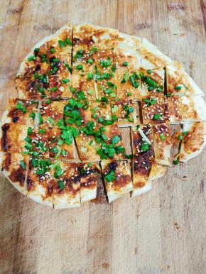 出锅后，趁热切成小块，装入盘中！这款酱香饼口感酥脆，层次分明，特别好吃！喜欢的朋友赶紧收藏起来，学着做吧！