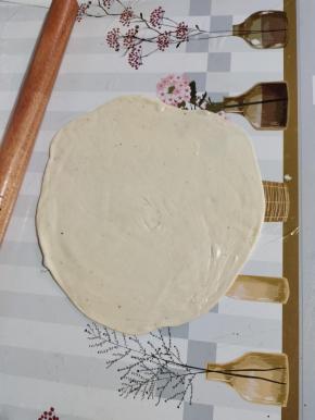 用擀面杖擀薄擀圆！