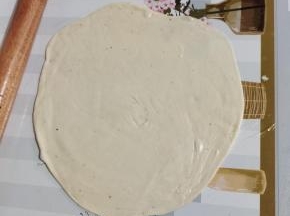 用擀面杖擀薄擀圆！
