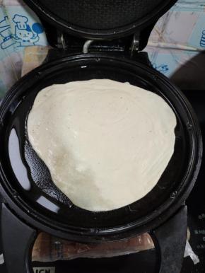 电饼铛预热，放入适量的油，再放入面饼！面饼表面刷一层油！