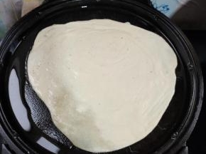 电饼铛预热，放入适量的油，再放入面饼！面饼表面刷一层油！