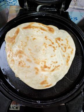 反复翻面，直至烙至面饼两面金黄！