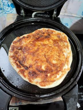 表面均匀的刷上一层香辣酱！