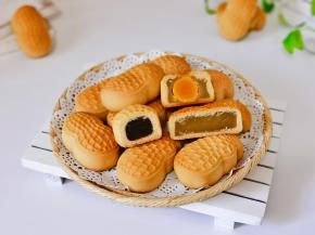 迫不及待切开几个，烤了三种口味豆沙，莲蓉，莲蓉蛋黄。