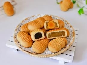 迫不及待切开几个，烤了三种口味豆沙，莲蓉，莲蓉蛋黄。