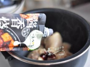 倒入黄肖氏酱香烧汁。