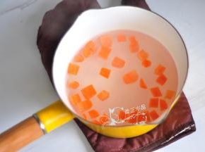 准备些配菜。胡萝卜煮至断生捞出。
