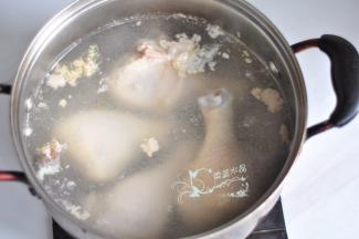 鸡腿冷水下锅，煮至水开捞出。想偷懒这一步可以省略。