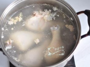 鸡腿冷水下锅，煮至水开捞出。想偷懒这一步可以省略。