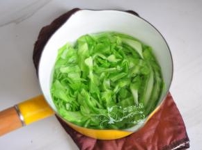 把包菜丝放入，水开立刻捞出。
