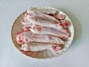 鸭翅对半剪开，细毛用钳子夹干净。