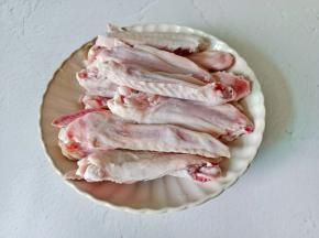 鸭翅对半剪开，细毛用钳子夹干净。