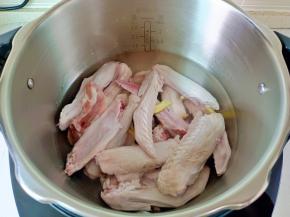 锅里放适量的清水，加入鸭翅，生姜片。