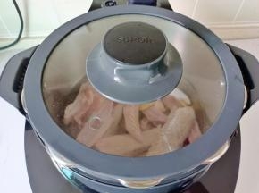 盖上盖子开始焯水。