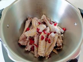 炒好水的鸭翅加入干辣椒段。