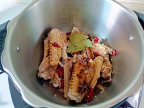 加入香叶开始焖煮。