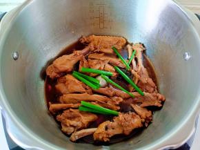 煮好的鸭翅放葱段即可，上色均匀！