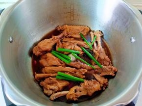 煮好的鸭翅放葱段即可，上色均匀！