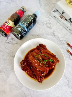 鸭翅焖的软软的，一咬就脱骨，超级过瘾！