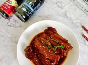 鸭翅焖的软软的，一咬就脱骨，超级过瘾！