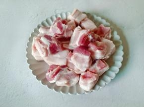 五花肉温水清洗后切块。