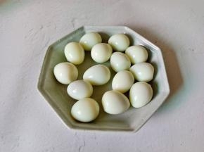 鹌鹑蛋煮熟剥壳。