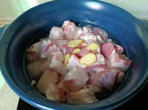 五花肉冷水下锅，加生姜片。