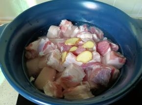 五花肉冷水下锅，加生姜片。