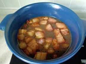 加适量的清水开大火煮开转中火炖15分钟。