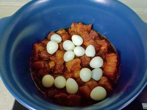 再放入鹌鹑蛋炖10分钟。