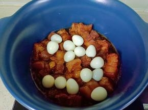 再放入鹌鹑蛋炖10分钟。