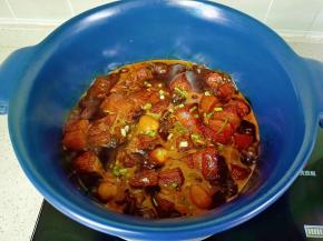 带汤汁差不多时开大火收汁，撒一点葱花即可。