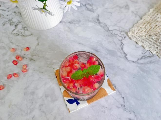 葡萄石榴气泡水