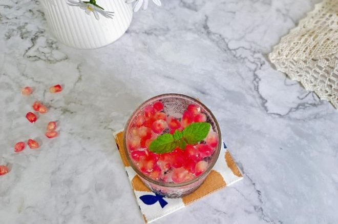 葡萄石榴气泡水