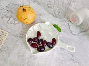 准备好需要的水果与冰球。