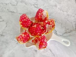 用水果刀把石榴蒂位置切三下，去除蒂再顺着连接处划几下，轻轻一掰就开了。