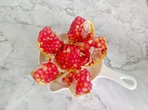 用水果刀把石榴蒂位置切三下，去除蒂再顺着连接处划几下，轻轻一掰就开了。