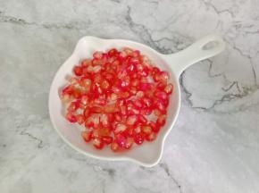 把石榴果肉一一取出放入盘中。