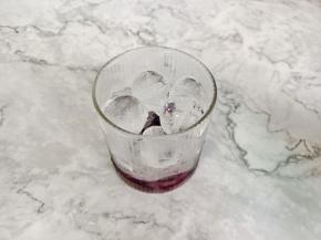 在葡萄碎的上面放上冰球。