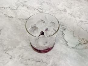 在葡萄碎的上面放上冰球。