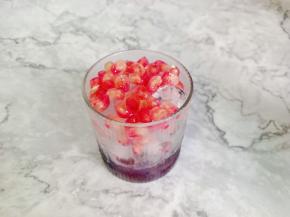 撒上石榴果粒。