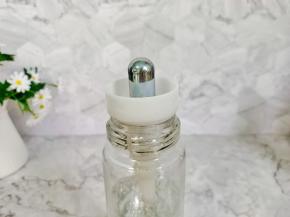 将纯净水装入九阳气泡杯，放上气泡弹。