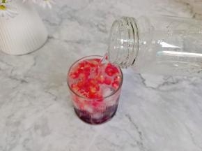 静待一分钟后打开盖子排气，把气泡水倒入杯中。